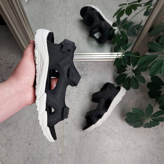 Svart sandal från Cruz med kardborrband på alla 3 remmar.