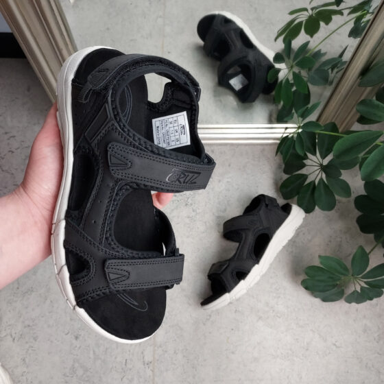 Svart sandal från Cruz med kardborrband på alla 3 remmar.