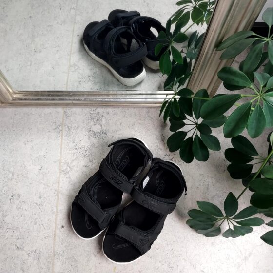 Svart sandal från Cruz med kardborrband på alla 3 remmar.