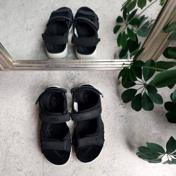 Svart sandal från Cruz med kardborrband på alla 3 remmar.