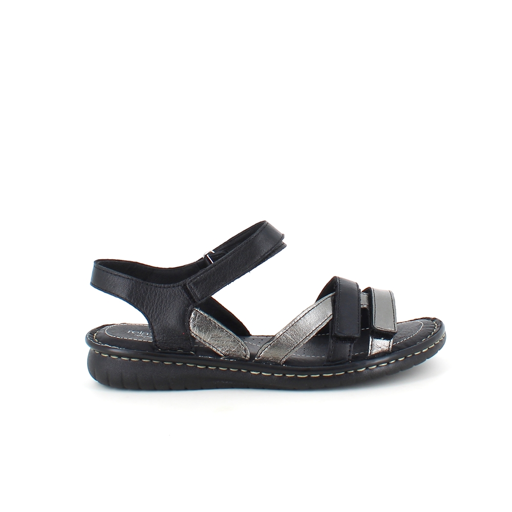 Svart skinnssandal med tre remmar och metalliska detaljer från Relaxshoe.