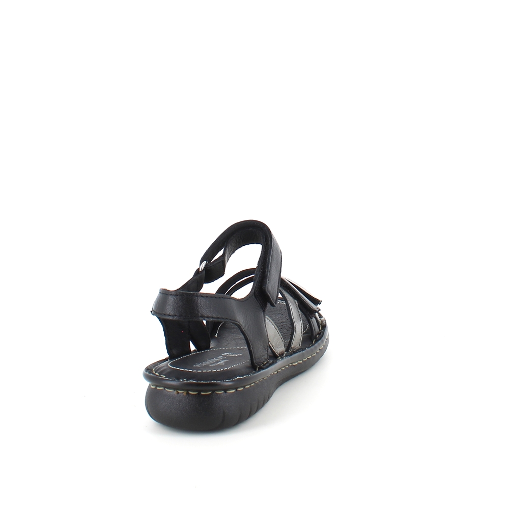 Svart skinnssandal med tre remmar och metalliska detaljer från Relaxshoe.
