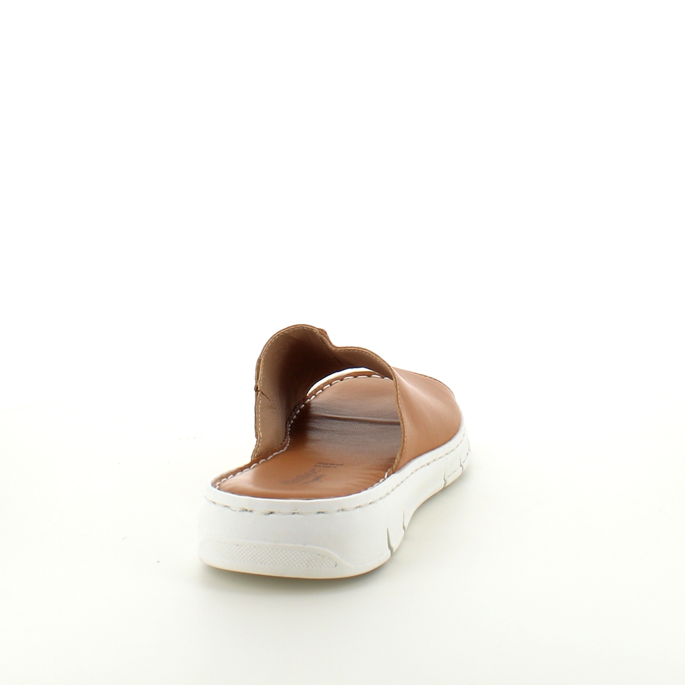 Den bruna slip-inen i skinn från Relaxshoe har en bred rem över framfoten.