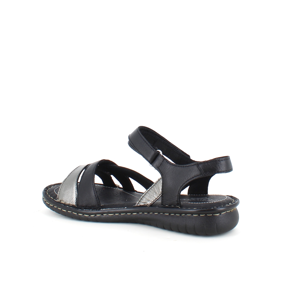 Svart skinnssandal med tre remmar och metalliska detaljer från Relaxshoe.