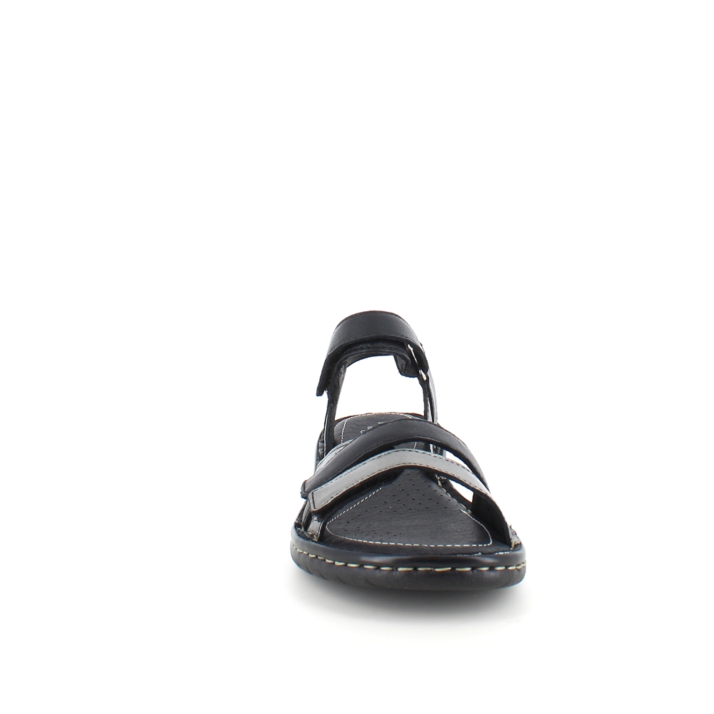 Svart skinnssandal med tre remmar och metalliska detaljer från Relaxshoe.