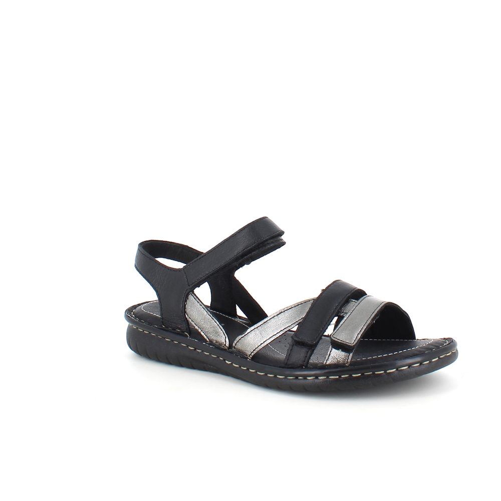 Svart skinnssandal med tre remmar och metalliska detaljer från Relaxshoe.