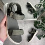 Olivgrön lätt sandal med breda remmar från Cruz.