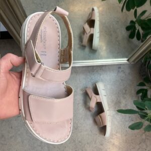 Ljuvlig mjuk och flexibel skinnssandal i rosa färg från Relaxshoe.