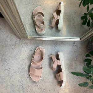 Ljuvlig mjuk och flexibel skinnssandal i rosa färg från Relaxshoe.