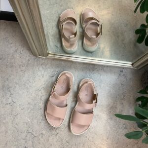 Ljuvlig mjuk och flexibel skinnssandal i rosa färg från Relaxshoe.