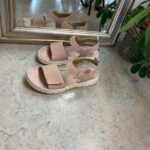 Ljuvlig mjuk och flexibel skinnssandal i rosa färg från Relaxshoe.