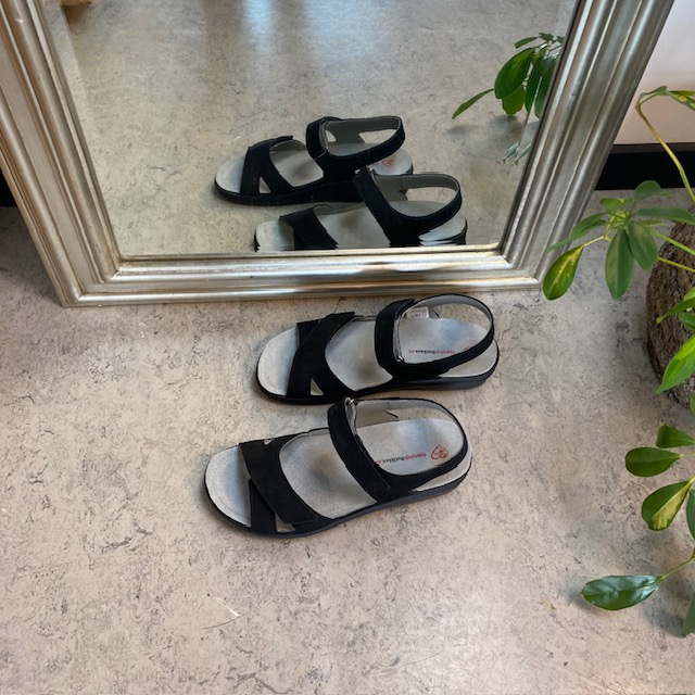 Stötdämpande svart sandal med avtagbar sula.