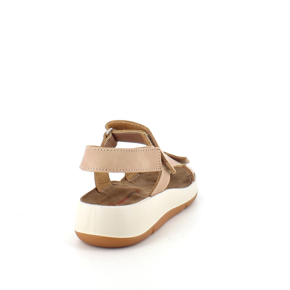 Beige skinnsandal med tre justerbara remmar och svangstöd