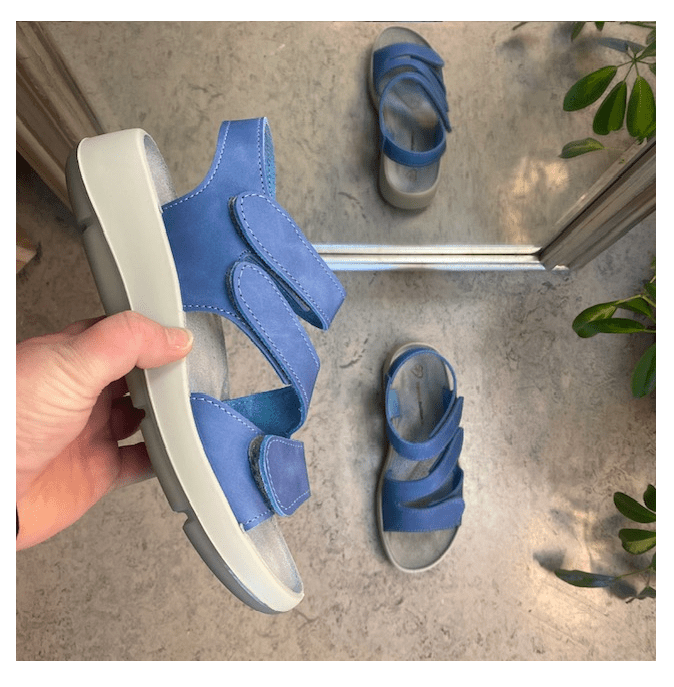 Elegant blå skinnsandal med justerbara remmar
