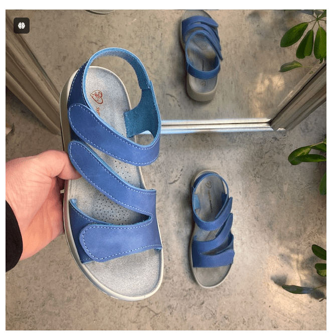 Elegant blå skinnsandal med justerbara remmar