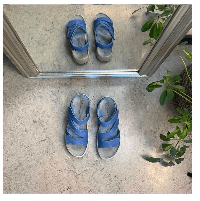 Elegant blå skinnsandal med justerbara remmar