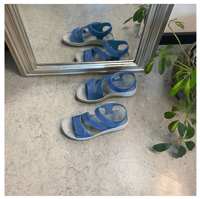 Elegant blå skinnsandal med justerbara remmar