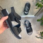Elegant svart skinnsandal med justerbara remmar