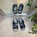 Elegant svart skinnsandal med justerbara remmar
