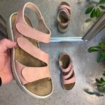 Elegant knallrosa skinnsandal med justerbara remmar