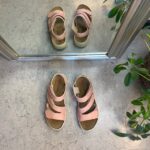 Elegant knallrosa skinnsandal med justerbara remmar
