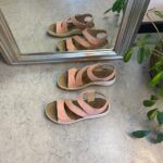 Elegant knallrosa skinnsandal med justerbara remmar