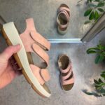 Elegant knallrosa skinnsandal med justerbara remmar