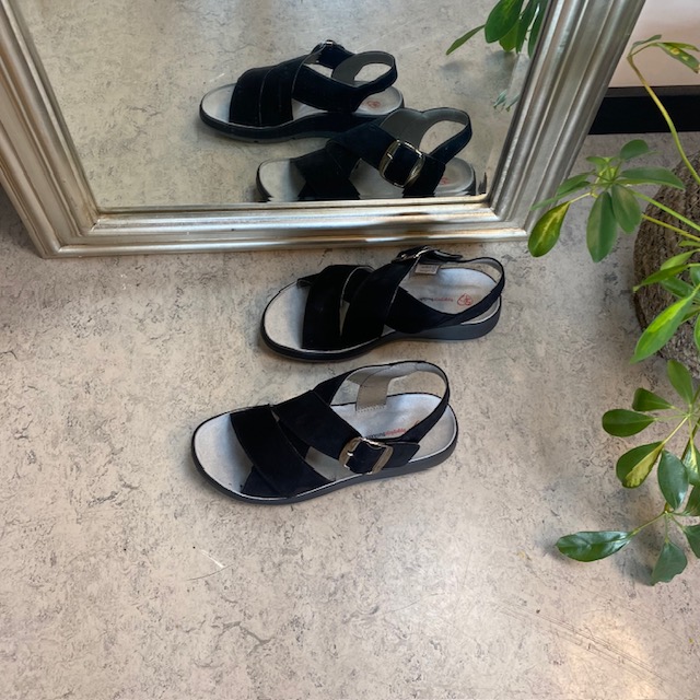 Elegant svart sandal i skinn med støtte for fotbuen