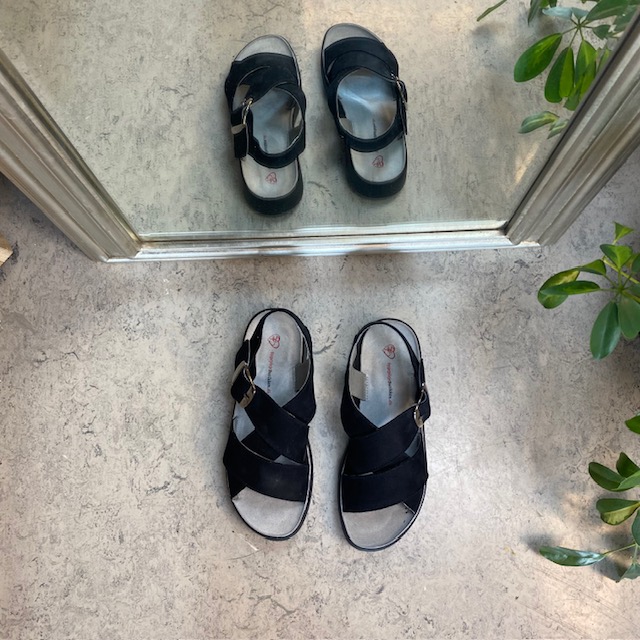 Elegant svart sandal i skinn med støtte for fotbuen