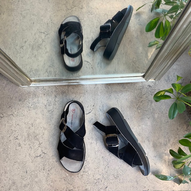 Elegant svart sandal i skinn med støtte for fotbuen