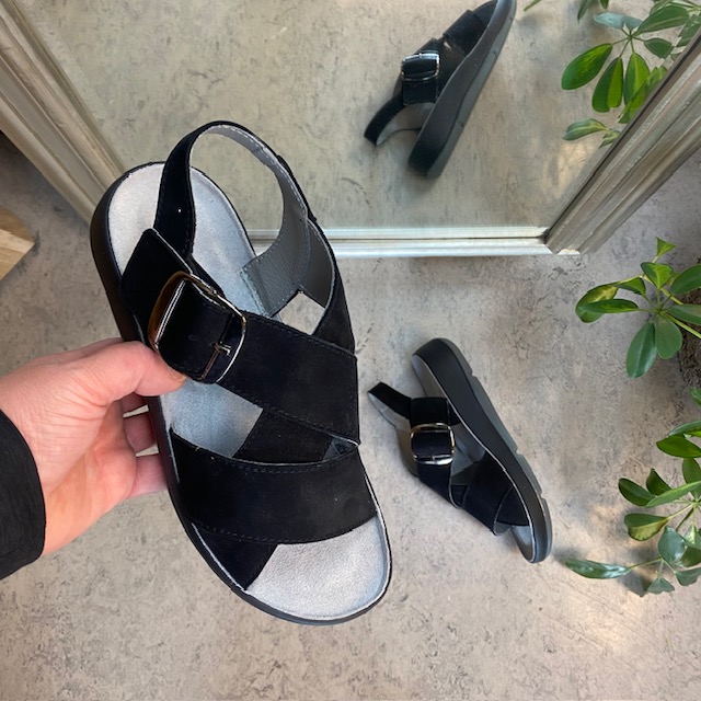 Elegant svart sandal i skinn med støtte for fotbuen