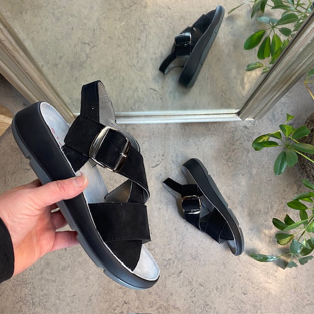 Elegant svart sandal i skinn med støtte for fotbuen