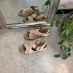Elegant rosa sandal i skinn med svangstöd