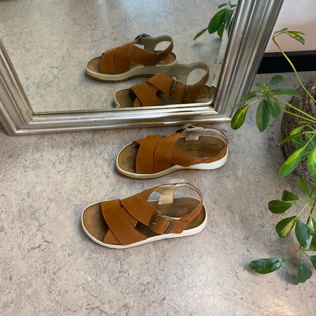Elegant brun sandal i skinn med stöd för fotvalvet