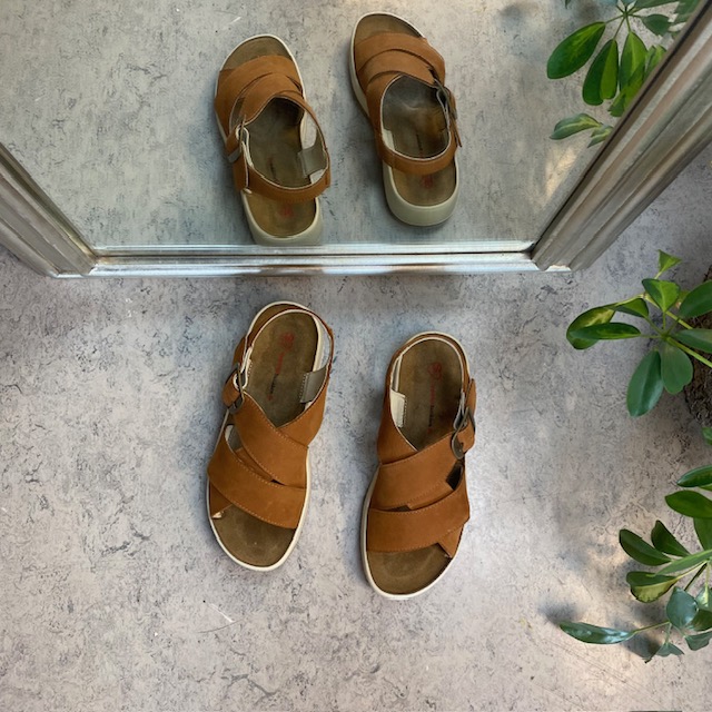 Elegant brun sandal i skinn med stöd för fotvalvet