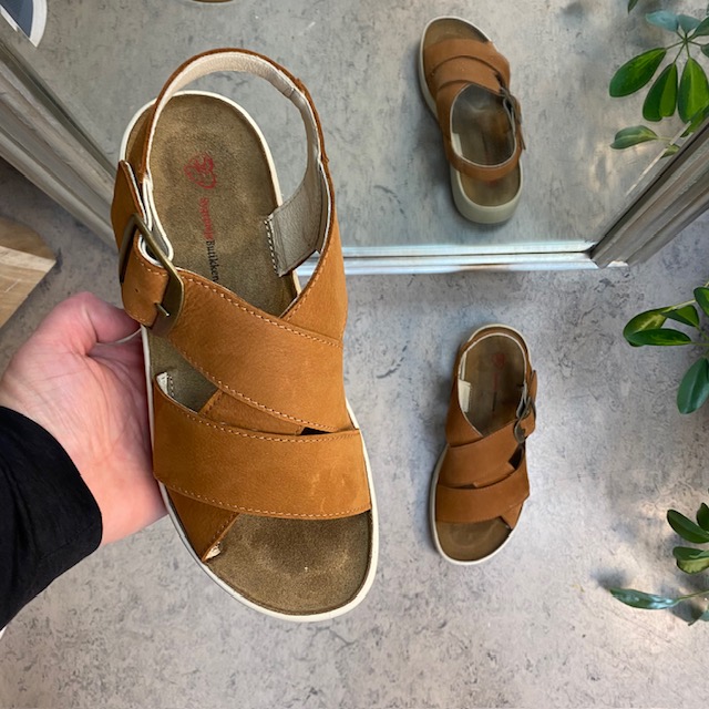 Elegant brun sandal i skinn med stöd för fotvalvet