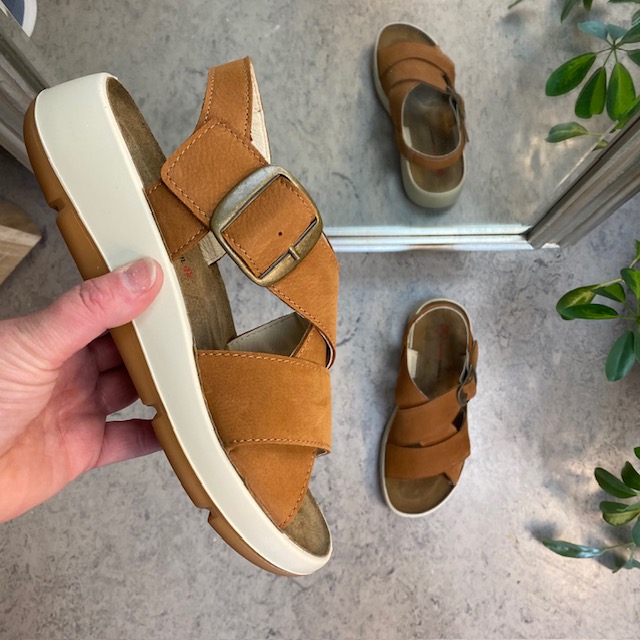 Elegant brun sandal i skinn med stöd för fotvalvet