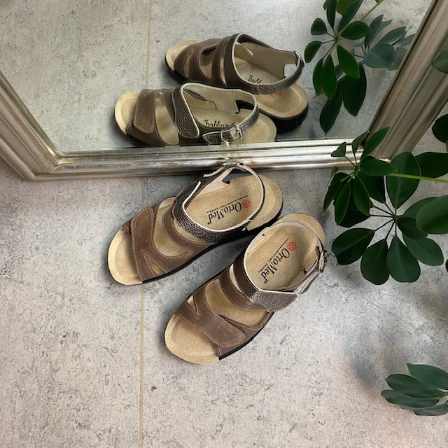 Bred skinnsandal med velcro