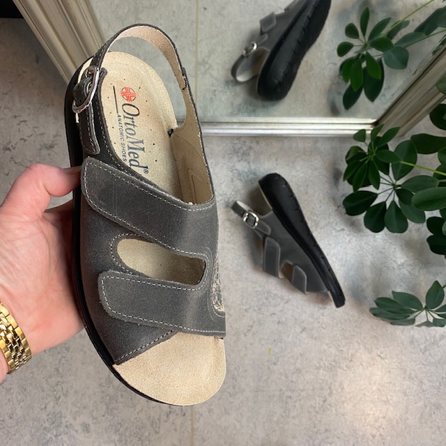 Grå bred skinnsandaler för knölar