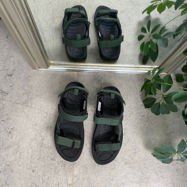 Grön sportig sandal med tre reglerbara remmar