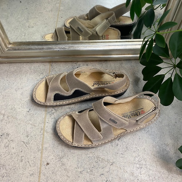 Bred lädersandal för knölar