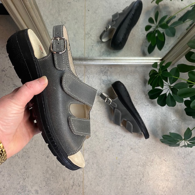 Grå bred skinnsandaler för knölar