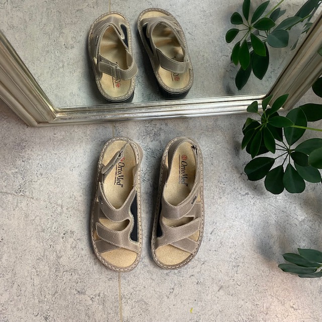 Bred lädersandal för knölar