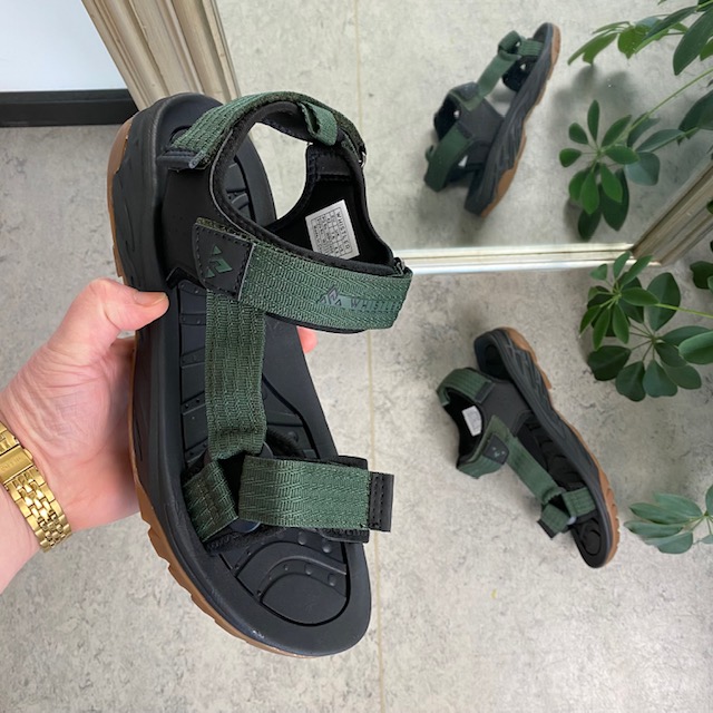 Grön sportig sandal med tre reglerbara remmar