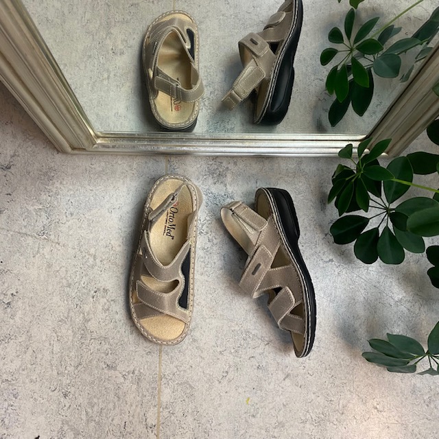 Bred lädersandal för knölar