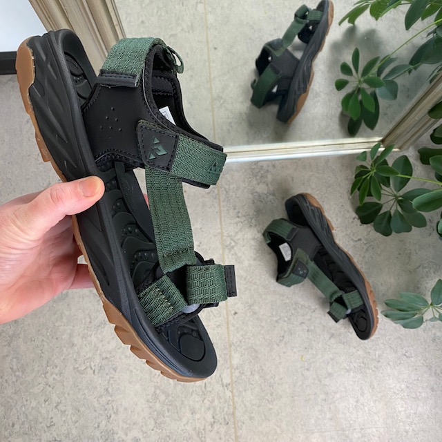 Grön sportig sandal med tre reglerbara remmar