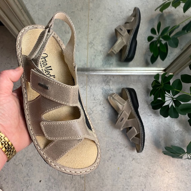 Bred lädersandal för knölar