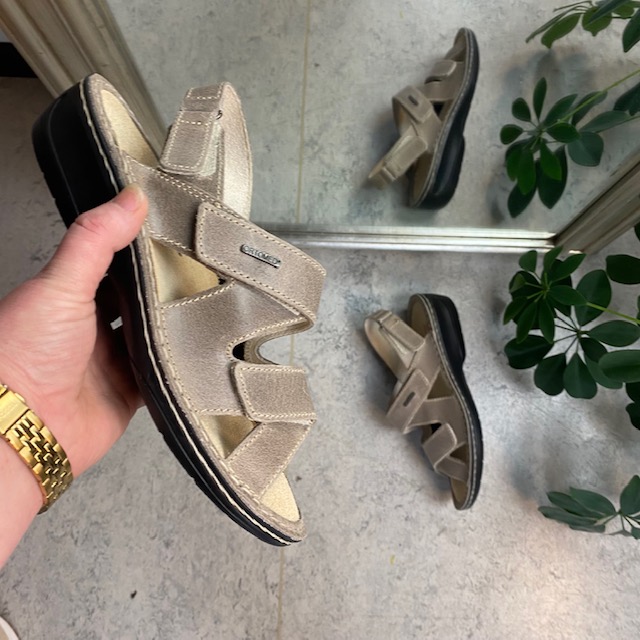 Bred lädersandal för knölar