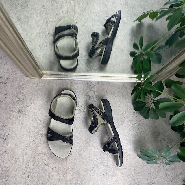 Svart lättviktssandal från CMP med stötabsorbering