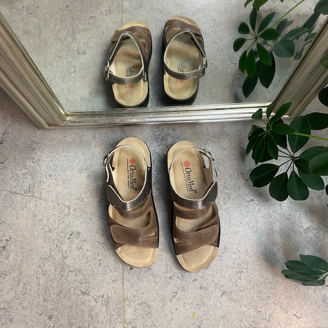 Bred skinnsandal med velcro